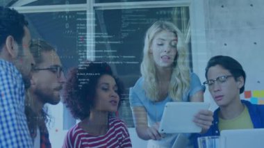 Muhtelif meslektaşların ofiste iş görüşmesi üzerine veri işleme animasyonu. İş ve dijital arayüz kavramı, dijital olarak oluşturulmuş video.