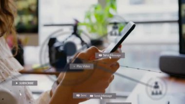 Ofiste akıllı telefon kullanan kişi hakkında sosyal medya bilgilendirmeleri. Teknoloji, iletişim, bağlantı, dijital, etkileşim