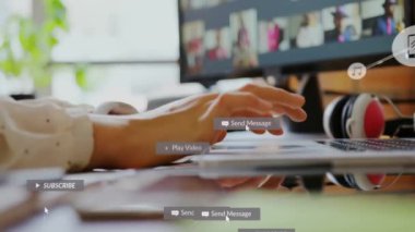 Bilgisayar kullanan kişi üzerinde sosyal medya bildirimleri ve etkileşimleri. Teknoloji, iletişim, çevrimiçi, dijital