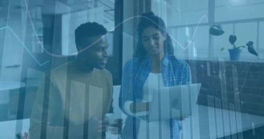 Mali veriler ve borsa animasyonu, iki meslektaşın ofiste iş görüşmesi üzerine. Finans, iş, takım çalışması, işbirliği, analitik, toplantı