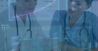 Hasta bilgilerini tartışan doktorların tıbbi veri analizi animasyonu. Sağlık, tartışma, teknoloji, takım çalışması, tanı, araştırma