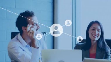 Ofisteki dijital cihazlarla işbirliği yapan iş adamları üzerinde ağ animasyonu. Teknoloji, işbirliği, takım çalışması, bağlantı, yenilik, iletişim