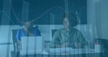 Finansal veri tabloları, iş görüşmelerinin ardından iki kişinin tartıştığı animasyon çizelgeleri. Maliye, veri analizi, tartışma, strateji, mali planlama, takım çalışması