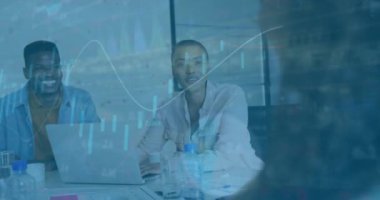 Mali veriler, ofiste çalışan iş adamlarının animasyonlarını gösteriyor. Finans, veri analizi, takım çalışması, işbirliği, şirket, üretkenlik