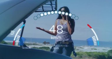 Hız göstergesi, açık araba kaputunun yanında duran bir kadının 100 km / s hızla gittiğini gösteriyor. Otomobil, mekanik, onarım, araç, hareket, teknoloji