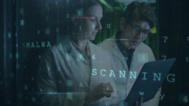 Dizüstü bilgisayardaki verileri analiz eden bilim adamları üzerine uyarı metni animasyonu. Bilim, laboratuvar, araştırma, teknoloji, analiz, bilgisayar