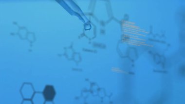 Su damlası üzerinde veri işleme ve kimyasal formüllerin animasyonu. Bilim ve dijital arayüz kavramı, dijital olarak üretilen video.