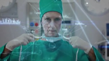 Cerrah olay yerinde tıbbi veri ağı animasyonuyla ameliyata hazırlanıyor. Cerrahi, sağlık, teknoloji, yenilik, doktor, hastane