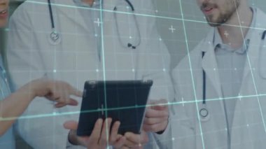 Tıp uzmanları, tablet, şebeke ve veri göstergelerini onların üzerinde kullanıyorlar. Sağlık, teknoloji, yenilik, analiz, dijital, bilgi