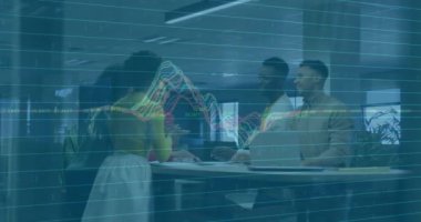 Ofis toplantısındaki çeşitli iş adamları üzerinde finansal veri işleme animasyonu. Finans, takım çalışması, şirket, analiz, strateji, ekonomi