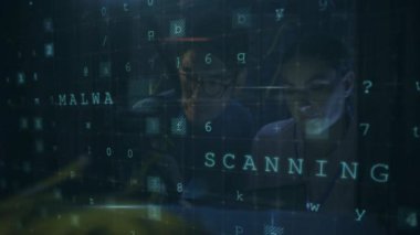 Bilgisayarda veri analiz ediliyor, numaraları ve harfleri olan iki kişi animasyon örtüşüyor. analiz, takım çalışması, teknoloji, işbirliği, dijital, bilgi