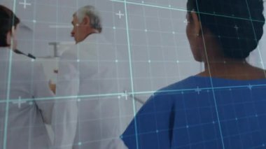 Hastane koridorundaki sağlık görevlileri üzerinde tıbbi veri işleme animasyonu. teknoloji