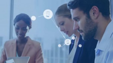 Bağlı cihazlar ve müzik simgeleri ağı, çalışan iş adamları üzerinde animasyon oluşturuyor. Teknoloji, bağlantı, dijital, takım çalışması, işbirliği, yenilik