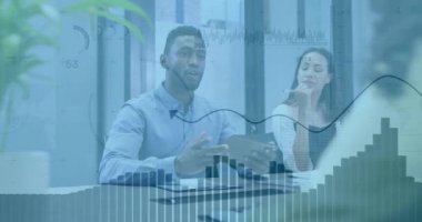 Ofis toplantısındaki çeşitli iş adamları üzerinde finansal veri işleme animasyonu. finans, ekip, işbirliği, teknoloji, strateji, şirket