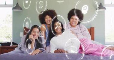 Değişik kadınların yatakta dinlenmesi üzerine teknoloji ve eğitim animasyonlarını temsil eden simgeler. çeşitlilik, dijital, birbirine bağlı, yenilik, boş zaman, illüstrasyon