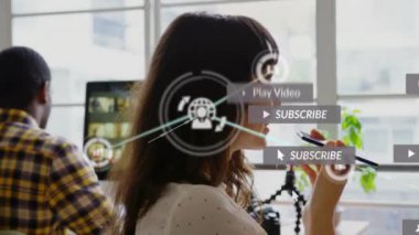 Ofiste akıllı telefon kullanan bir kadın için sosyal medya animasyonu. Teknoloji, dijital, iletişim, iş, şirket, ağ