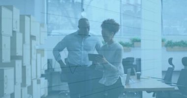 Finansal veriler modern ofiste tartışan iş adamlarının animasyonlarını gösteriyor. Finans, tartışma, takım çalışması, şirket, strateji, analiz