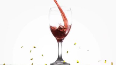 Beyaz arka planda kırmızı şarap bardağında konfeti animasyonu. İçki, kutlama ve parti konsepti, dijital olarak üretilen video.