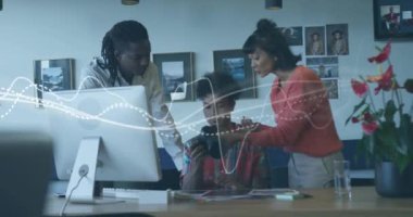 Muhtelif meslektaşların ofiste konuştuğu diyagramın animasyonu. İş ve dijital arayüz kavramı, dijital olarak oluşturulmuş video.