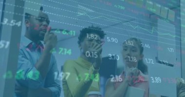 Borsa veri animasyonu, cam panodaki bilgileri analiz eden çeşitli iş ekipleri üzerinde. Finans, takım çalışması, veri analizi, beyin fırtınası, strateji, grafikler