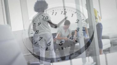 Ofiste iş tartışan çeşitli meslektaşların hareket halindeki saat animasyonu. İş ve dijital arayüz kavramı, dijital olarak oluşturulmuş video.