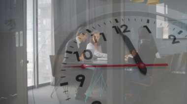 Ofiste iş tartışan çeşitli meslektaşların hareket halindeki saat animasyonu. İş ve dijital arayüz kavramı, dijital olarak oluşturulmuş video.