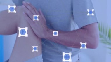 Gri gömlekli adam üzerinde tıbbi ikonlar ve ağ bağlantıları. Sağlık, teknoloji, dijital, arayüz, fütüristik, yenilik