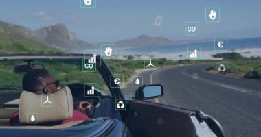 Sahil yolu boyunca üstü açık araba kullanmak, çevresel etki simgeleri manzara üzerinde animasyon yapmak. senaryo, sürdürülebilirlik, çevre dostu, yolculuk, teknoloji, doğa