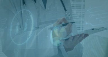 Tıbbi veri işleme animasyonu yüklenmiş tablet kullanan bir doktor. Sağlık, teknoloji, dijital, yenilik, analiz, bilgi