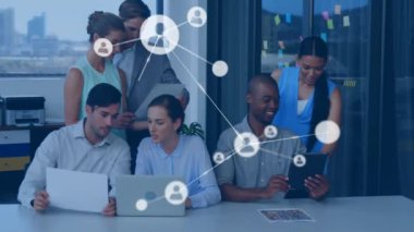 Ofiste iş birliği yapan çeşitli iş adamlarının bağlantı ağı. Takım çalışması, işbirliği, ağ oluşturma, çeşitlilik, şirket, ortaklık