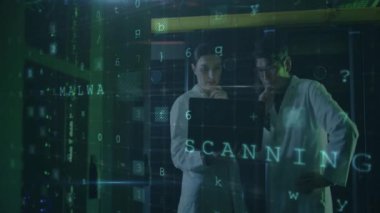 Dizüstü bilgisayardaki verileri analiz eden bilim adamları üzerine uyarı metni animasyonu. Bilim, teknoloji, araştırma, yenilik, veri analizi, laboratuvar