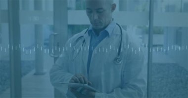 Doktor tablet kullanıyor, hastane geçmişi üzerinde tıbbi veri analizi yapıyor. Sağlık, teknoloji, dijital, araştırma, yenilik, profesyonel