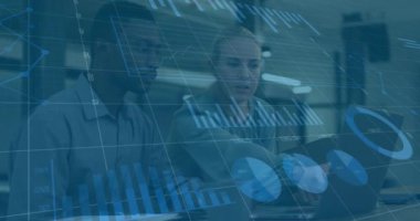 Tartışılan iki iş adamı üzerindeki veri tabloları ve grafiklerin analizi. veri analizi, analitik, takım çalışması, işbirliği, toplantı, kurumsal