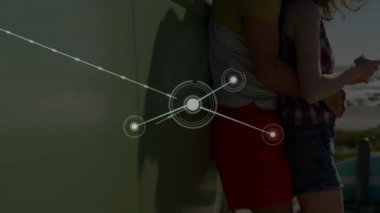 Duvara yaslanmış, ağ bağlantıları olan iki kişi. Teknoloji, iletişim, takım çalışması, işbirliği, dijital, ağ