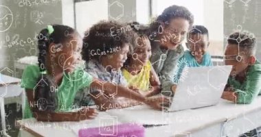 Çeşitli okul çocuklarından öğrenen melez kadın öğretmenler üzerine kimyasal denklemlerin animasyonu. Eğitim ve dijital arayüz kavramı, dijital olarak oluşturulmuş video.