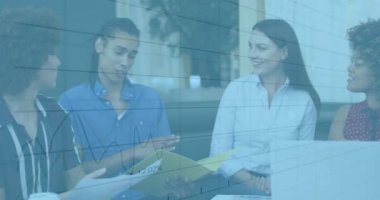 Ofiste tartışan çeşitli iş adamları için finansal grafik animasyonu. takım çalışması, finans, strateji, işbirliği, analitik, kurumsal