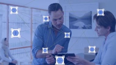 Tabletle tartışan insanlar üzerinde ağ bağlantıları ve veri işleme animasyonu. Teknoloji, iletişim, takım çalışması, işbirliği, yenilik, dijital