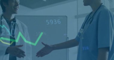 Doktorlar üzerinde tıbbi veri animasyonu olan el sıkışıyorlar. Sağlık, işbirliği, tıp, teknoloji, anlaşma, ortaklık