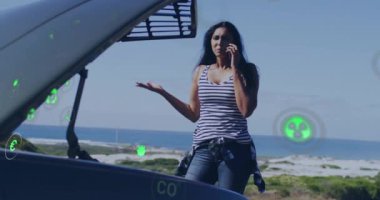 Telefondan arabanın yanında konuşan yeşil ikonlu bir kadın manzaranın üzerinde canlandırma yapıyor. Teknoloji, bağlantı, iletişim, sürüş, animasyon, mobil