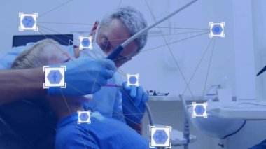 Diş hekimi, hastayı diş aletleriyle tedavi ediyor, olay yerinde ağ animasyonu yapıyor. Diş sağlığı, tedavi, sağlık, teknoloji, yenilik, bağlantı