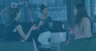 İş kadınları ofis ortamında veri canlandırma animasyonuyla stratejiyi tartışıyor. Takım çalışması, işbirliği, beyin fırtınası, teknoloji, yenilik, planlama