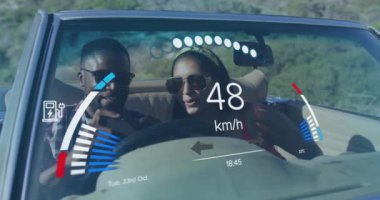 Üstü açık araba, hız göstergesi ve seyrüsefer animasyonu gülen bir çiftin üzerindeydi. Seyahat, macera, özgürlük, yolculuk, ulaşım, otomobil