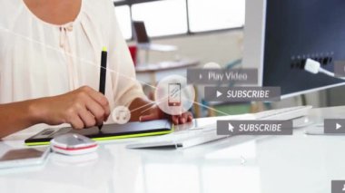 Masaya notlar yazmak, sosyal medya bildirimleri animasyonlarıyla çevrili biri. Çalışma alanı, üretkenlik, çoklu görev, teknoloji, iletişim, masaüstü