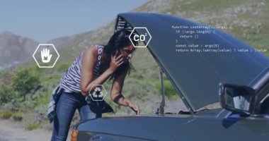 Araba motoru kontrol ediliyor. Çevresel veriler ve kodlama animasyonlarıyla çevrili bir kadın. Teknoloji, mühendislik, tanı, yenilik, fütüristik, bakım
