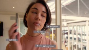 Ofiste akıllı telefondan konuşan bir kadın hakkında sosyal medya bilgilendirmeleri. Teknoloji, iletişim, iş dünyası, dijital