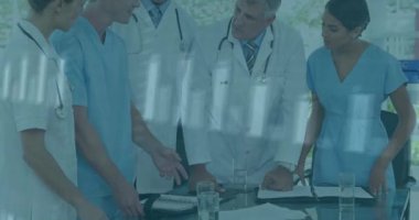 Hasta bilgilerini tartışan doktorların tıbbi veri analizi animasyonu. Sağlık, tartışma, profesyoneller, teknoloji, işbirliği, tedavi