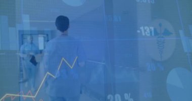 Hastane koridorunda finansal veri animasyonuyla yürüyen tıp uzmanları. Sağlık, takım çalışması, finans, teknoloji, yenilik, analiz kavramı