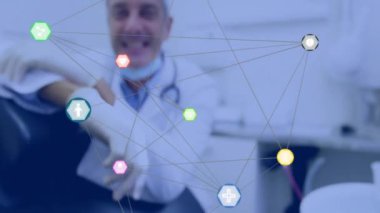 Gülümseyen doktor sağlık ağı animasyonu ile ofisteki yerini aldı. tıbbi, teknoloji, yenilik, dijital, geleceksel, profesyonel