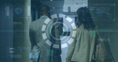 Kapsam taraması animasyonu ve dünya haritası. Ofiste çeşitli meslektaşların yürüdüğü veriler. İş ve dijital arayüz kavramı, dijital olarak oluşturulmuş video.