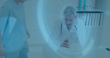 Tıbbi uzmanlar bilgisayardaki verileri dijital radar animasyonu ile inceliyorlar. Sağlık, analiz, teknoloji, ekip, işbirliği, araştırma